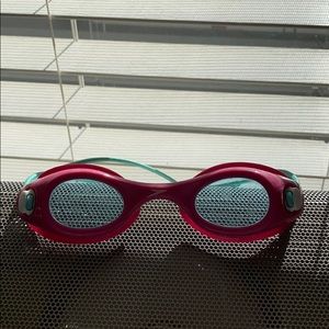 Swimming goggles